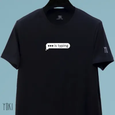 "... is typing" Black futbolkasi
